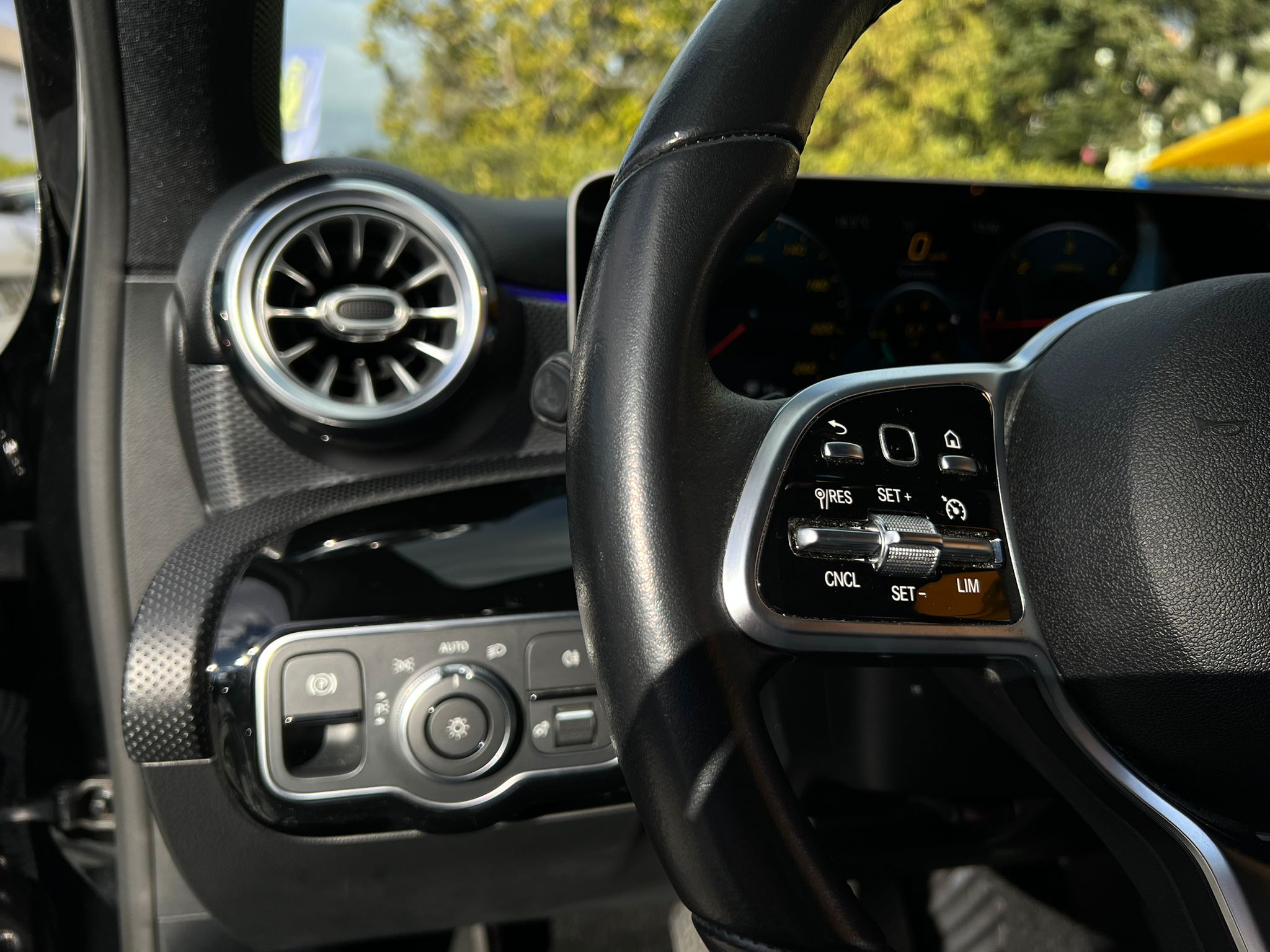 MERCEDES A180 URBAN - Image 19